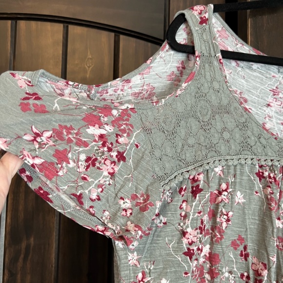 Absolutely Famous cold shoulder top - Picture 2 of 4